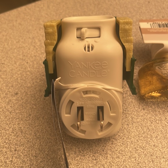 Yanklee Candle Scentplug in and Scent - Picture 4 of 7